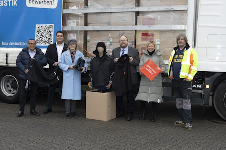Oberbürgermeisterin Karin Welge bei der Übergabe der Hilfslieferung an das Logistikunternehmen LOXX in Gelsenkirchen.