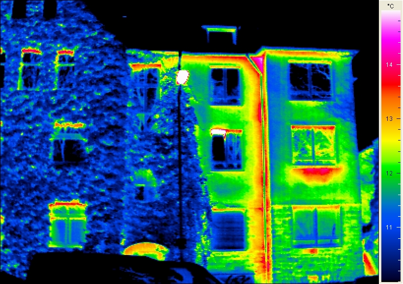 Die Wärmebilder zeigen, wo ein Haus wertvolle Energie verliert. (Foto: RVR) (HP)